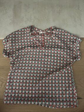 Chevron Print Short Sleeve V-Neck Blouse in Red and White